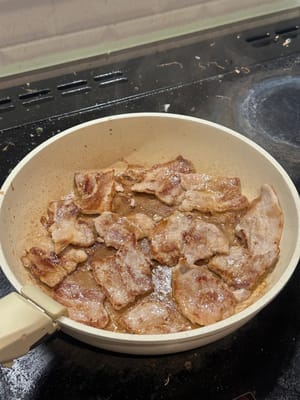 在加热的锅中，不加油，将五花肉烤至略微焦黄，从锅中取出备用