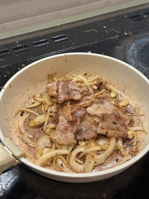 加入五花肉，用小火与准备好的酱汁一起翻炒
