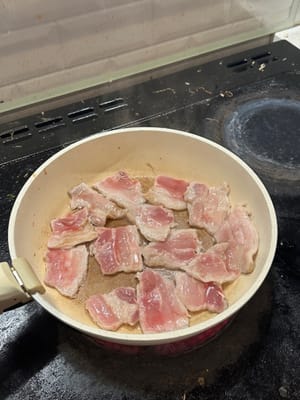 在加热的锅中，不加油，将五花肉烤至略微焦黄，从锅中取出备用