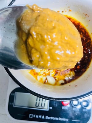 소울 참깨 소스 만들기 (맛있는 맛을 위해 이 단계는 필수입니다)
1. 큰 그릇에 다진 마늘, 다진 파, 고춧가루를 넣습니다.
2. 웍에 기름을 두르고 연기가 날 때까지 가열합니다 (너무 뜨겁게 달구면 기름이 굳어집니다). 그런 다음 불을 끄고 10초간 그대로 둡니다. 기름을 고춧가루가 담긴 그릇에 재빨리 붓습니다. 지글지글 끓는 향이 납니다. 고춧가루가 타지 않도록 주의하세요. 쓴맛이 날 수 있습니다.
3. 다음으로, 간장 2큰술, 식초 1큰술, 굴소스 1큰술, 참깨장 4큰술, 끓는 물 2큰술을 넣습니다. 젓가락으로 세게 저어 참깨장을 풀어주고 덩어리를 제거합니다.
4. 설탕 1큰술(풍미에 딱 좋아요), 소금 1작은술(소금 간은 살짝만 하세요), 후추 7~8g을 넣고 계속 저어가며 잘 섞습니다. 참깨 소스가 완성되었습니다.