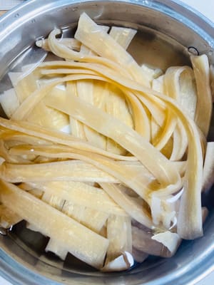 Mettete in ammollo i noodles larghi (in anticipo per risparmiare tempo).
La sera prima mettete in ammollo i noodles larghi in acqua fredda per tutta la notte! Saranno morbidi la mattina dopo e pronti per essere utilizzati. Se dimenticate di metterli in ammollo, immergeteli in acqua tiepida per 30 minuti, controllandoli a metà cottura per rimuoverli quando saranno ammorbiditi.