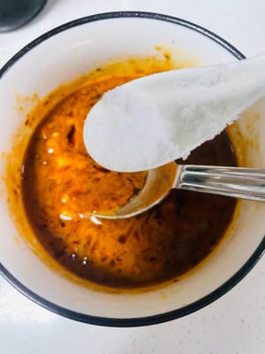 소울 참깨 소스 만들기 (맛있는 맛을 위해 이 단계는 필수입니다)
1. 큰 그릇에 다진 마늘, 다진 파, 고춧가루를 넣습니다.
2. 웍에 기름을 두르고 연기가 날 때까지 가열합니다 (너무 뜨겁게 달구면 기름이 굳어집니다). 그런 다음 불을 끄고 10초간 그대로 둡니다. 기름을 고춧가루가 담긴 그릇에 재빨리 붓습니다. 지글지글 끓는 향이 납니다. 고춧가루가 타지 않도록 주의하세요. 쓴맛이 날 수 있습니다.
3. 다음으로, 간장 2큰술, 식초 1큰술, 굴소스 1큰술, 참깨장 4큰술, 끓는 물 2큰술을 넣습니다. 젓가락으로 세게 저어 참깨장을 풀어주고 덩어리를 제거합니다.
4. 설탕 1큰술(풍미에 딱 좋아요), 소금 1작은술(소금 간은 살짝만 하세요), 후추 7~8g을 넣고 계속 저어가며 잘 섞습니다. 참깨 소스가 완성되었습니다.