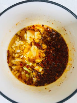 소울 참깨 소스 만들기 (맛있는 맛을 위해 이 단계는 필수입니다)
1. 큰 그릇에 다진 마늘, 다진 파, 고춧가루를 넣습니다.
2. 웍에 기름을 두르고 연기가 날 때까지 가열합니다 (너무 뜨겁게 달구면 기름이 굳어집니다). 그런 다음 불을 끄고 10초간 그대로 둡니다. 기름을 고춧가루가 담긴 그릇에 재빨리 붓습니다. 지글지글 끓는 향이 납니다. 고춧가루가 타지 않도록 주의하세요. 쓴맛이 날 수 있습니다.
3. 다음으로, 간장 2큰술, 식초 1큰술, 굴소스 1큰술, 참깨장 4큰술, 끓는 물 2큰술을 넣습니다. 젓가락으로 세게 저어 참깨장을 풀어주고 덩어리를 제거합니다.
4. 설탕 1큰술(풍미에 딱 좋아요), 소금 1작은술(소금 간은 살짝만 하세요), 후추 7~8g을 넣고 계속 저어가며 잘 섞습니다. 참깨 소스가 완성되었습니다.