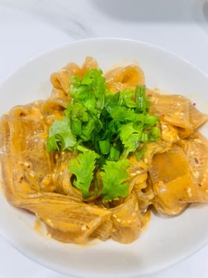 Utilizzare una pentola o una ciotola capiente. Scolare i noodles, aggiungere la salsa di sesamo preparata e cospargere con semi di sesamo bianco. Mescolare energicamente fino a quando ogni noodles non sarà ricoperto dalla salsa di sesamo.
Disporre su un piatto e guarnire con coriandolo e cipollotti tritati. Fatto!
