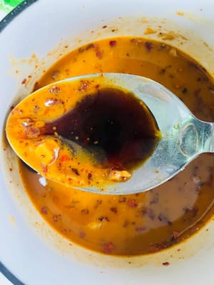 소울 참깨 소스 만들기 (맛있는 맛을 위해 이 단계는 필수입니다)
1. 큰 그릇에 다진 마늘, 다진 파, 고춧가루를 넣습니다.
2. 웍에 기름을 두르고 연기가 날 때까지 가열합니다 (너무 뜨겁게 달구면 기름이 굳어집니다). 그런 다음 불을 끄고 10초간 그대로 둡니다. 기름을 고춧가루가 담긴 그릇에 재빨리 붓습니다. 지글지글 끓는 향이 납니다. 고춧가루가 타지 않도록 주의하세요. 쓴맛이 날 수 있습니다.
3. 다음으로, 간장 2큰술, 식초 1큰술, 굴소스 1큰술, 참깨장 4큰술, 끓는 물 2큰술을 넣습니다. 젓가락으로 세게 저어 참깨장을 풀어주고 덩어리를 제거합니다.
4. 설탕 1큰술(풍미에 딱 좋아요), 소금 1작은술(소금 간은 살짝만 하세요), 후추 7~8g을 넣고 계속 저어가며 잘 섞습니다. 참깨 소스가 완성되었습니다.