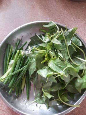 Wash the basil leaves and spring onions, then cut them like this, then set aside.