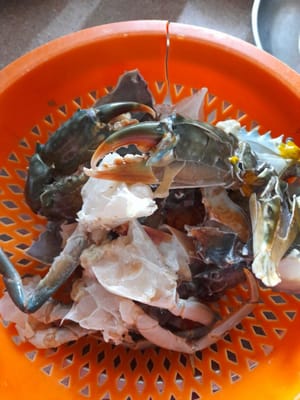 Wash the crabs, don't throw away the strings yet, brush the crabs between the crabs. Cut the crabs into several pieces, wash them again, lift them out and drain them.