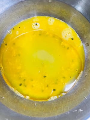 混合基础液体：取干净容器，倒入混合好的菠萝汁与百香果汁共55克，加入 50克玉米油、20克白砂糖（可根据个人口味调整用量 ），用打蛋器或刮刀搅拌，使油、糖与果汁充分融合，形成均匀混合液。