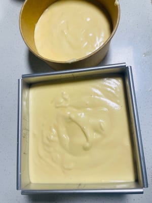 倒入模具与震模：选择喜欢的戚风蛋糕模具（如 6 寸、8 寸圆形活底模 ），将混合好的面糊倒入模具，轻轻拿起模具，在桌面震动几下，排出面糊中的大气泡，让蛋糕组织更均匀。