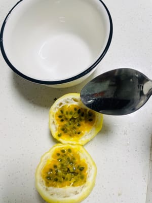 百香果汁处理：将百香果洗净、对半切开，用干净勺子挖出果肉，装入滤网，借助勺子按压，过滤出果汁，去除果籽（果籽会影响口感，务必过滤干净 ），把过滤好的百香果汁与菠萝汁混合。