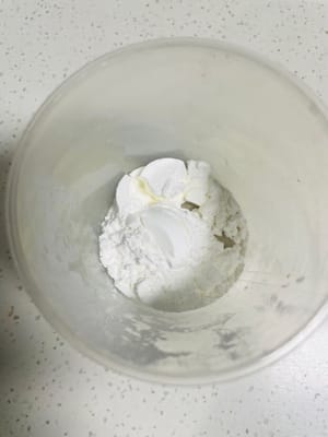 称好10克蛋白用玉米淀粉备用。