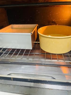 烘烤设置：将模具放入烤箱最底层，设置烤箱温度为 130℃（不同烤箱脾气不同，可根据实际情况微调，如 125 - 135℃ ），烘烤 50 - 60 分钟。烘烤过程中，避免频繁打开烤箱门，防止热气散失，导致蛋糕塌陷。