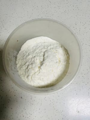 称好65克低筋面粉备用。