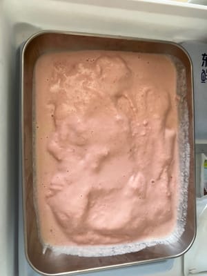 攞出嚟冷凍鍋。立即將混合好的食材倒入鍋中。立即放入雪櫃冷凍。