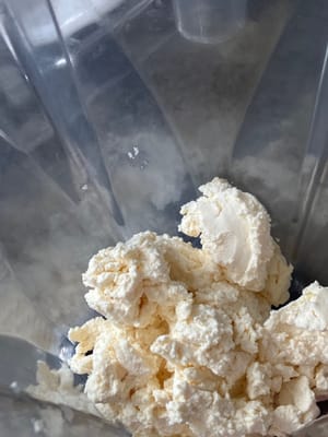 先將乳酪放入攪拌機。