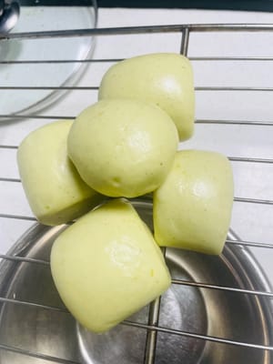 I used the remaining spinach juice to make a few small steamed buns, the main purpose was not to waste it 😀.