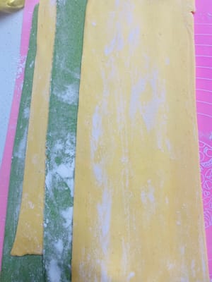 Roll out the green and yellow dough into thin sheets. Prepare some flour to prevent sticking.