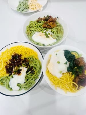 Recommended ways to eat:
1. You can make noodles with sauce, which is sour and spicy and appetizing;
2. You can also make beef brisket hand-pulled noodles, and pair it with a soft-boiled egg. The golden egg liquid wraps the chewy noodles, and the layers are super rich in one bite~
3. If you like something lighter, use dried shrimp and seaweed to cook a bowl of delicious soup base, and put a poached egg on it, which is warm and nutritious.
~~Every way of eating is irresistible! Which combination do you prefer?