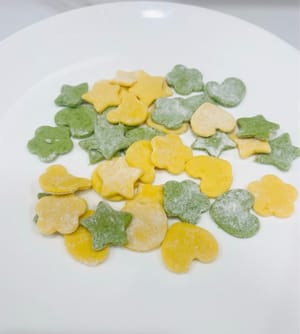 Handmade spinach and pumpkin noodles (noodle press and mold version)