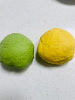 160g spinach puree + 3g salt + 300g flour, knead into green dough (the same goes for pumpkin puree, add 10g more because it is drier, add liquid in batches, and adjust according to the water absorption of flour)