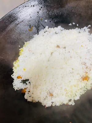 Setelah kaldu sedikit menyusut, ratakan nasi yang sudah dimasak di atas labu dan tambahkan 150 ml (sekitar 8 sendok makan) kaldu beras. Tutup panci dan didihkan dengan api sedang-kecil selama kurang lebih 8 menit, putar panci sesekali agar panas merata dan mencegah gosong.