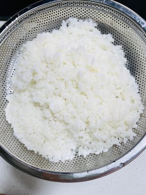 Keluarkan nasi yang sudah setengah matang dan sisihkan (simpan kuah nasinya untuk diminum atau untuk memasak nasi nanti).