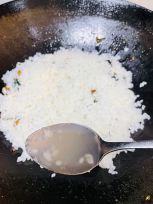 待湯汁收至微乾,將預煮的米飯均勻鋪在南瓜上,加入150毫升米湯(約8湯匙)。蓋蓋,中小火慢煮8分鐘左右,期間適時旋轉鍋體以確保受熱均勻,避免燒糊。