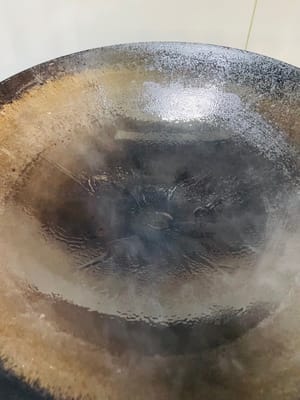 鍋子燒熱後噴一下油(或倒入1湯匙油),放入豬肉末,調小火蓋蓋1分鐘至肉末稍斷生,翻炒兩下,可以避免粘鍋。