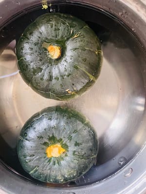 南瓜處理:貝貝南瓜用鹽搓洗乾淨(帶皮食用),用水浸泡後切成小塊,備用。