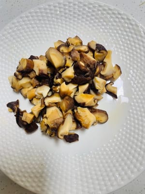 配料切配:泡發的冬菇切成顆粒。蔥切顆粒,蔥白與蔥花分開存放。大蒜拍碎,備用。