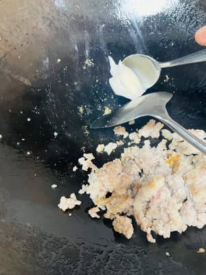將肉沬翻炒出香、稍為發黃,加入豬油一大湯匙(或食用油2大匙)。依序加入蔥白、大蒜炒香,再放入冬菇顆粒翻炒,隨後加入南瓜塊翻炒均勻。