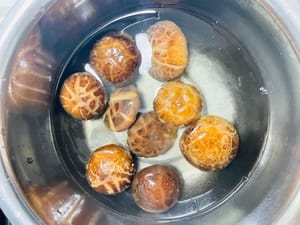 Rendam jamur: Rendam jamur 4 jam sebelumnya dan sisihkan.