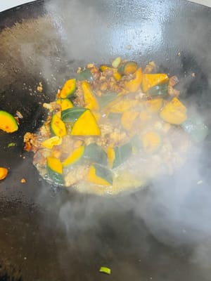 Tambahkan satu sendok teh garam, 2 sendok makan kecap asin, dan 1 sendok makan saus tiram, lalu tumis hingga rata. Tambahkan sekitar 150 gram air (perhatikan jumlah air yang saya tambahkan ke panci), kecilkan api menjadi sedang, dan didihkan selama 5 menit hingga labu matang 80%.