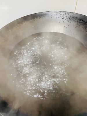 米飯預煮:鍋中放水燒開,取220g米清洗乾淨,倒入開水中,大火煮8-10分鐘至斷生。