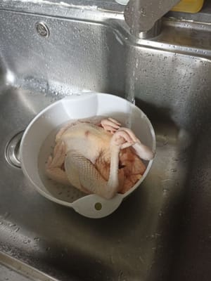Lavare e pulire il pollo