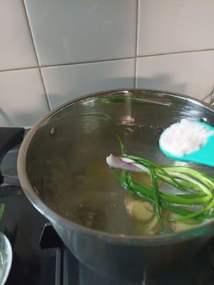 aggiungere 1 cucchiaio di sale