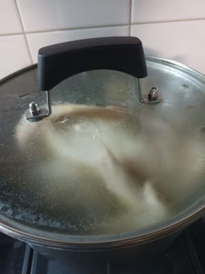 Coprite la pentola con il pollo e fate bollire il pollo a fuoco basso per 9 minuti.