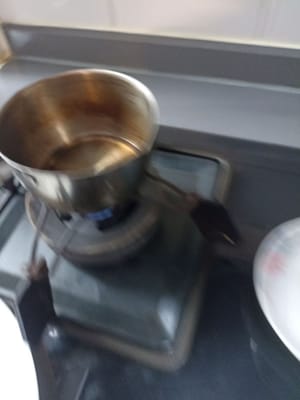 Scaldare 3 cucchiai di olio da versare sopra