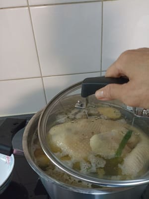 Dopo gli ultimi 9 minuti, spegnere il fuoco e lasciare il pollo nella padella per 2-3 minuti.