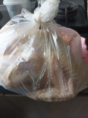 chiudo il sacchetto di plastica contenente il pollo e lo lascio riposare, qui faccio marinare il pollo per 3 ore