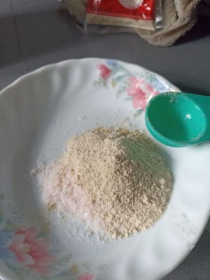 Mescolare tutte le spezie, il pepe in polvere, il sale e la polvere per dolci piccanti
