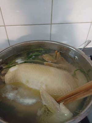 Dopo 9 minuti, aprire il coperchio della padella e girare il pollo.
