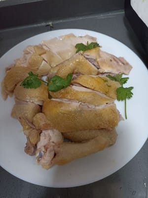 Il pollo bollito è pronto per essere servito con