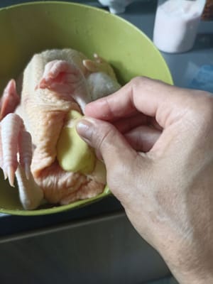Metti i pezzi di zenzero nel pollo