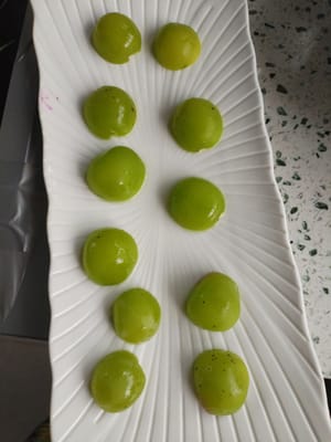 把150克的葡萄洗干净切片装盘备用。