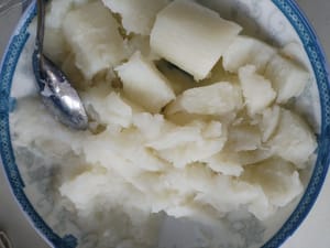 把蒸好的山药出锅用勺子压烂。