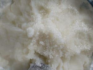 山药压烂后加入两勺白糖搅拌均匀。