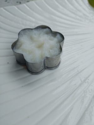 把山药泥装入模具中。