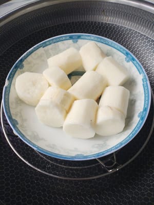 把三要改刀装盘上锅蒸20分钟。