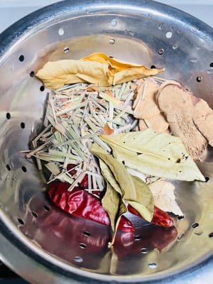 基本のスープのベースを作るには、トムヤムクンの乾燥調味料の袋を使い（唐辛子が入っていても怖がらないでください。辛くはありません）、洗い、500mlの水を加え、沸騰してから5分間煮て、濾して置いておきます。